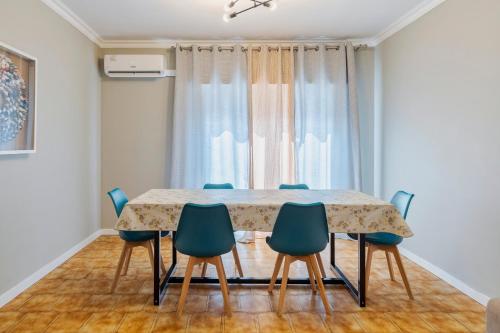 セトゥーバルにあるViso Apartment - By Y Conceptのテーブルと椅子のあるダイニングルーム