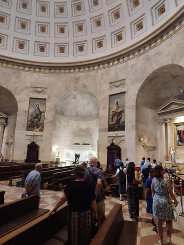 a group of people standing in a church at B&B Terre Di Bea in Pederobba