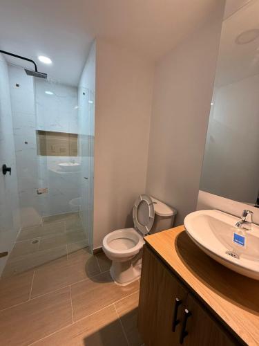 ein Badezimmer mit Toilette, Dusche und Waschbecken in der Unterkunft Apartamento en Paipa - Boyacá in Paipa