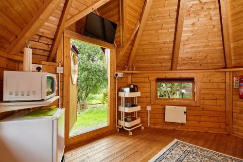 Una cocina o zona de cocina en Cruachan Caravan and Camping Farm