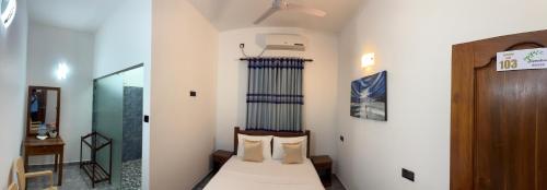 a bedroom with a bed in a room at Negombo Signature Villa in Negombo