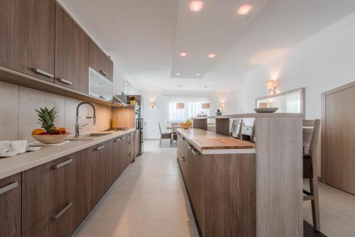 Dapur atau dapur kecil di Luxury Escape with Swimming Pool & Modern Design