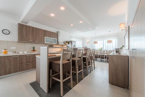 Dapur atau dapur kecil di Luxury Escape with Swimming Pool & Modern Design