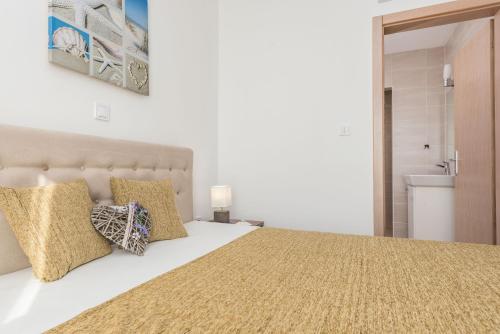 Katil atau katil-katil dalam bilik di Luxury Escape with Swimming Pool & Modern Design