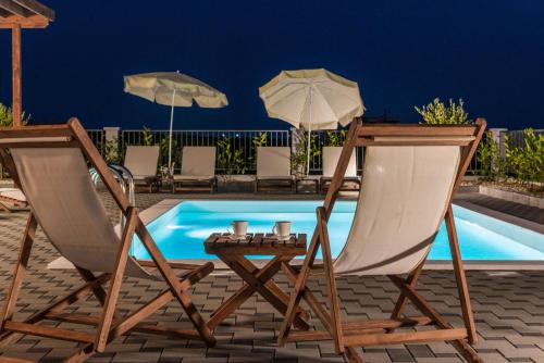 Kolam renang di atau dekat dengan Luxury Escape with Swimming Pool & Modern Design