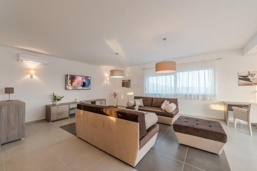 Ruang duduk di Luxury Escape with Swimming Pool & Modern Design