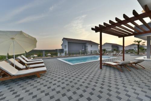 Kolam renang di atau dekat dengan Luxury Escape with Swimming Pool & Modern Design