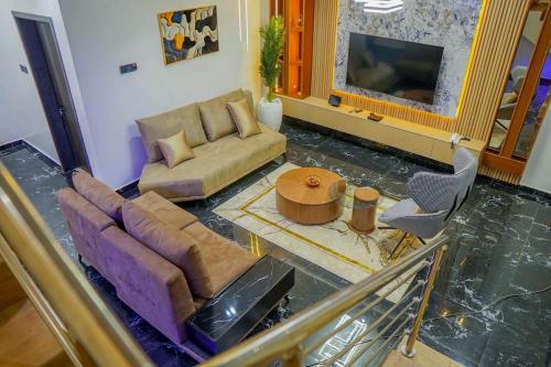 una sala de estar con un sofá y una mesa en 84th Luxury Apartments, en Port Harcourt