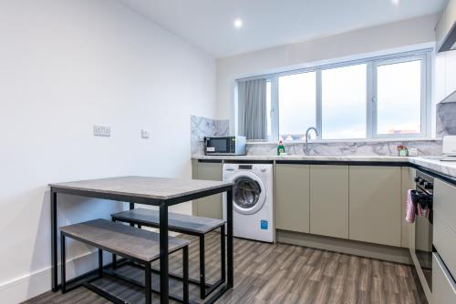 Η κουζίνα ή μικρή κουζίνα στο 2-Bedroom Gems - Travel Easily Between Cities
