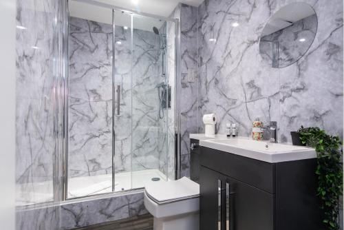 Ένα μπάνιο στο 2-Bedroom Gems - Travel Easily Between Cities