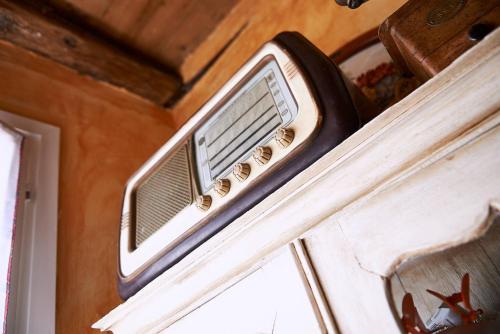 a air conditioner sitting on top of a window at Cà del Mar rustico a Jesolo con giardino e piscina privati ad uso esclusivo # in Jesolo