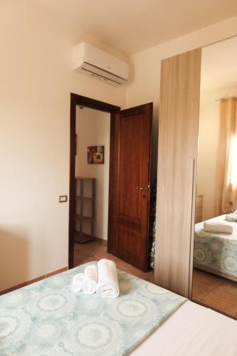 a bedroom with a bed with towels on it at Casa Cristallina in Posada