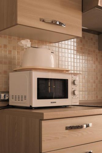 a microwave oven sitting on top of a kitchen counter at Casa Cristallina in Posada
