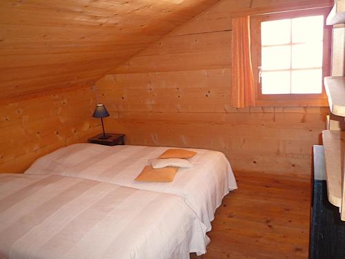 Una cama o camas en una habitación de Chalet Le Recoulet 8 personnes - Evolene