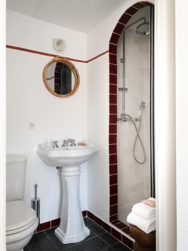 a bathroom with a sink and a shower at Hôtel Le Sud in Juan-les-Pins