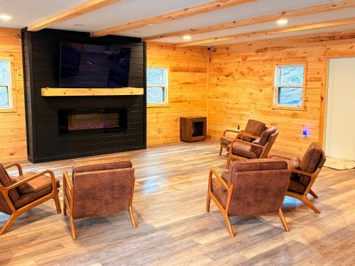 Televisyen dan/atau pusat hiburan di RV Site Full Hookup up to 43ft