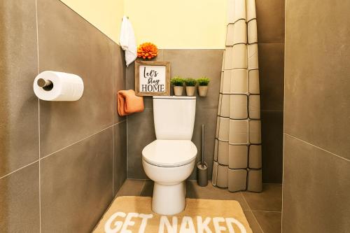 ein Badezimmer mit einer Toilette und einem „Get Made“-Schild darauf in der Unterkunft Maidstone House Kent By Smart Corporate Stays in Maidstone