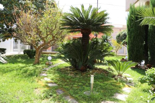Taman di luar Virò House