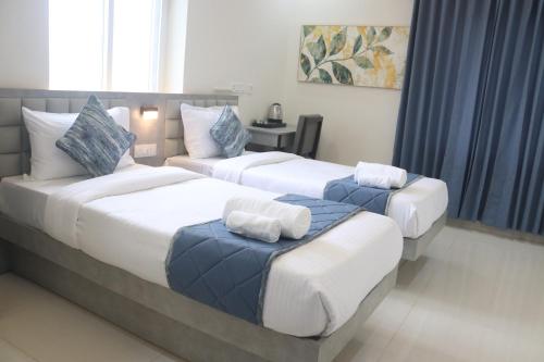 Postel nebo postele na pokoji v ubytování Axon Business Hotel Kondapur HITEC City Hyderabad