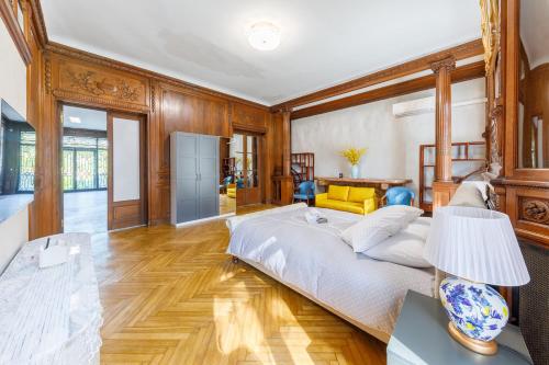 - une chambre avec un grand lit et un canapé jaune dans l'établissement Villa Monique-Parking free, à Nice