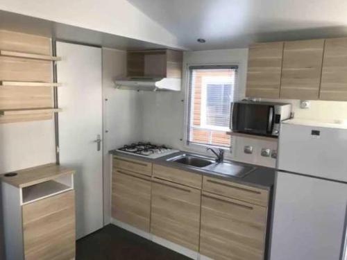 Appartement 3 étoiles - Parc aquatique - eeeaafにあるキッチンまたは簡易キッチン