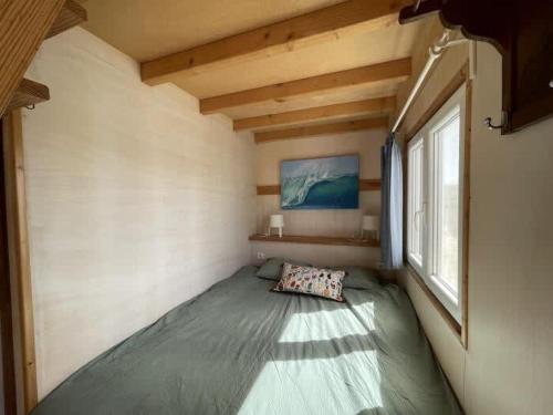Postel nebo postele na pokoji v ubytování Da Silva Surfcamp, Tiny House Luna
