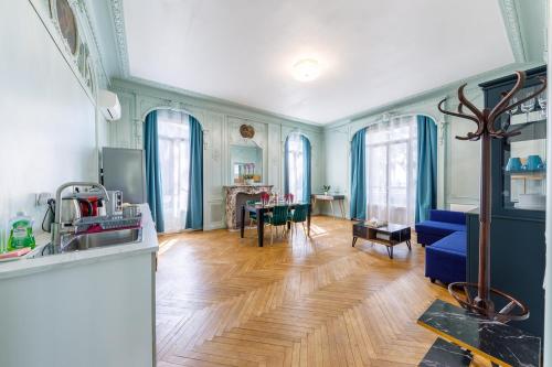 un salon avec un canapé bleu et une table dans l'établissement Villa Monique-Parking free, à Nice