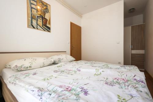 Ένα ή περισσότερα κρεβάτια σε δωμάτιο στο Apartmani Sabira