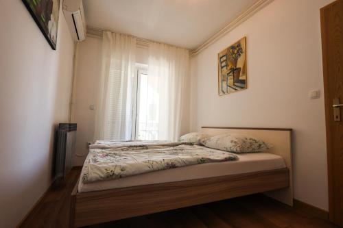 Ένα ή περισσότερα κρεβάτια σε δωμάτιο στο Apartmani Sabira