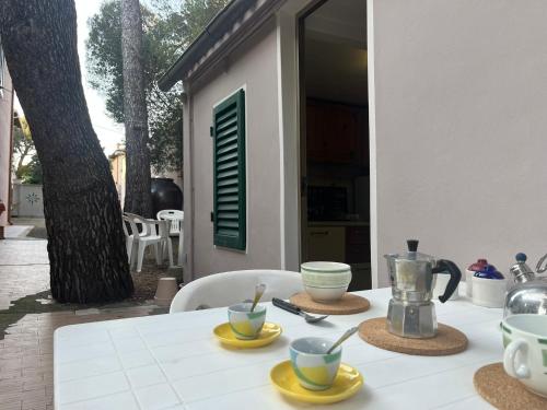 una mesa con tazas y platillos encima en Casa Margherita Castiglioncello, en Castiglioncello