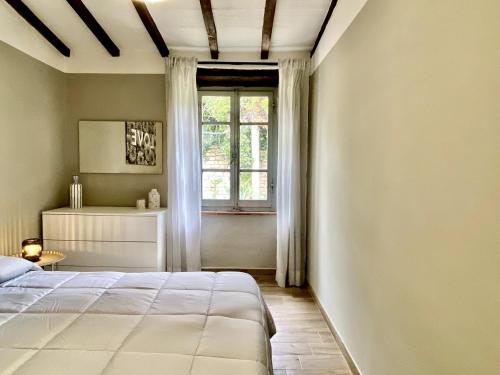 a bedroom with a large bed and a window at Saturnia Siria Holiday in Poggio Murella