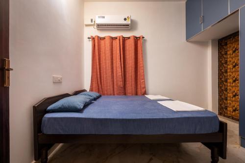 Ένα ή περισσότερα κρεβάτια σε δωμάτιο στο Meenakshi residency