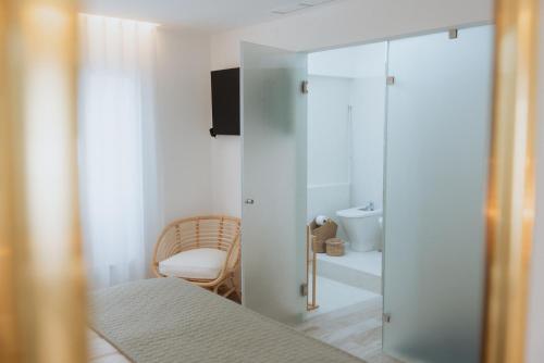 a bedroom with a shower and a bed and a toilet at GinHouses Casa do Outeiro - Porto da Espada, Marvão in Marvão