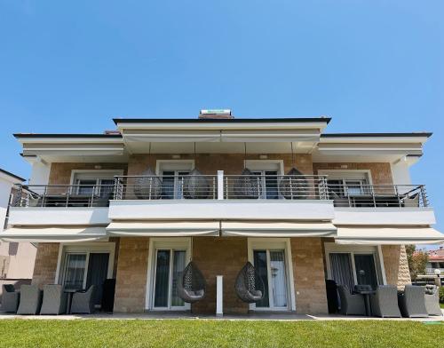 ein Gebäude mit Stühlen davor in der Unterkunft Royal Apartments - Nikiti in Nikiti