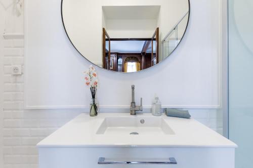 une salle de bain avec un lavabo blanc et un miroir dans l'établissement Villa Monique-Parking free, à Nice