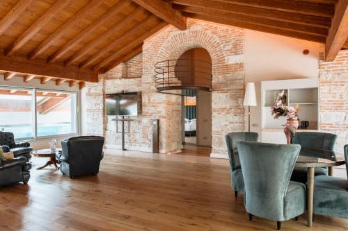 Pavillon Apartments photo 3