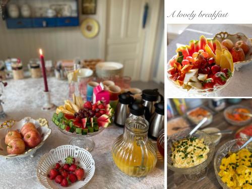 een tafel met fruitschalen en ander voedsel bij Villa Solvorn in Solvorn