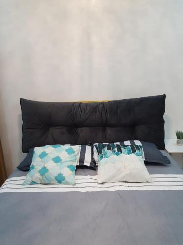 Modern Loft-Balcony-FullAC open spaceにあるベッド
