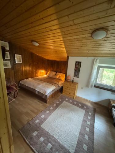 Postel nebo postele na pokoji v ubytování Chatka Poddębie