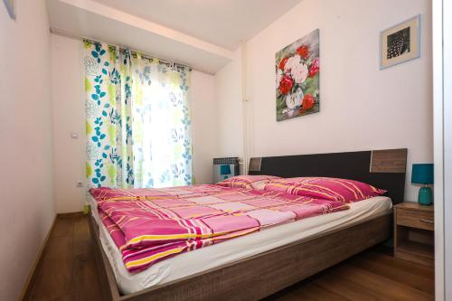 Ένα ή περισσότερα κρεβάτια σε δωμάτιο στο Apartmani Sabira