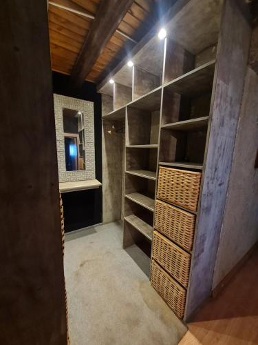 a room with a closet with shelves and a mirror at La casa de Ailun - Ideal vacaciones in Guaymallen