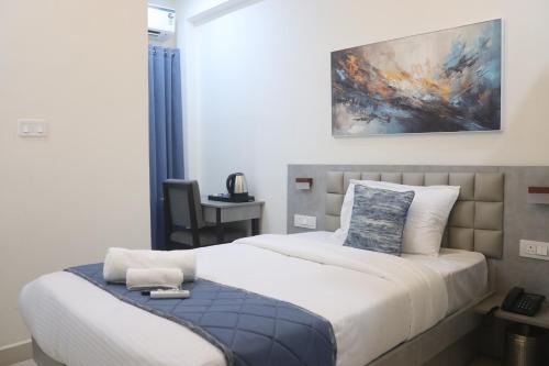 Postel nebo postele na pokoji v ubytování Axon Business Hotel Kondapur HITEC City Hyderabad