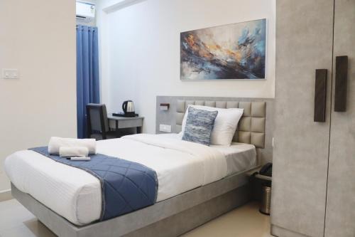 Postel nebo postele na pokoji v ubytování Axon Business Hotel Kondapur HITEC City Hyderabad