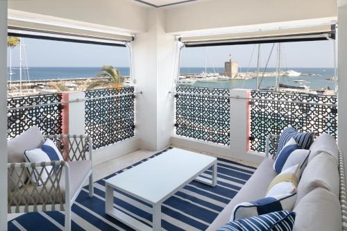 Postel nebo postele na pokoji v ubytování Hotel Mim Sotogrande Club Maritimo