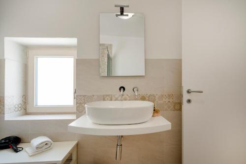 Ein Badezimmer in der Unterkunft Trulli Lithos Suite