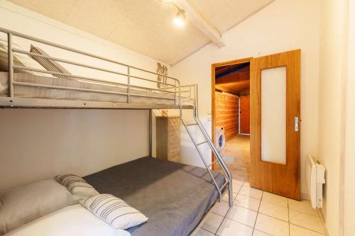 - une chambre avec 2 lits superposés et un couloir dans l'établissement Maison Biscarrosse Bourg,6 personnes avec grande terrasse Classé 1 étoile, à Biscarrosse
