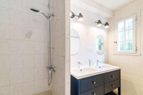 une salle de bain avec un lavabo et une douche dans l'établissement Maison Biscarrosse Bourg,6 personnes avec grande terrasse Classé 1 étoile, à Biscarrosse