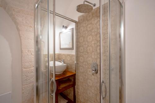 Ein Badezimmer in der Unterkunft Trulli Lithos Suite