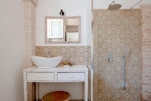 Ein Badezimmer in der Unterkunft Trulli Lithos Suite