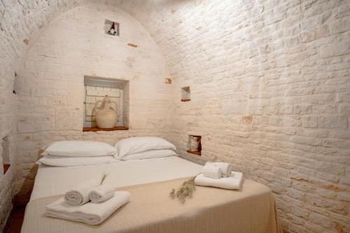 Ein Bett oder Betten in einem Zimmer der Unterkunft Trulli Lithos Suite